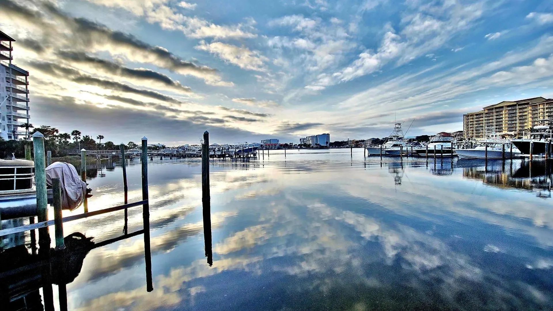 Holiday home Boathouse Condo, Downtown Destin Harbor, Private Beach Access, Waterfront, On Golf Course, Water Taxi Pickup
